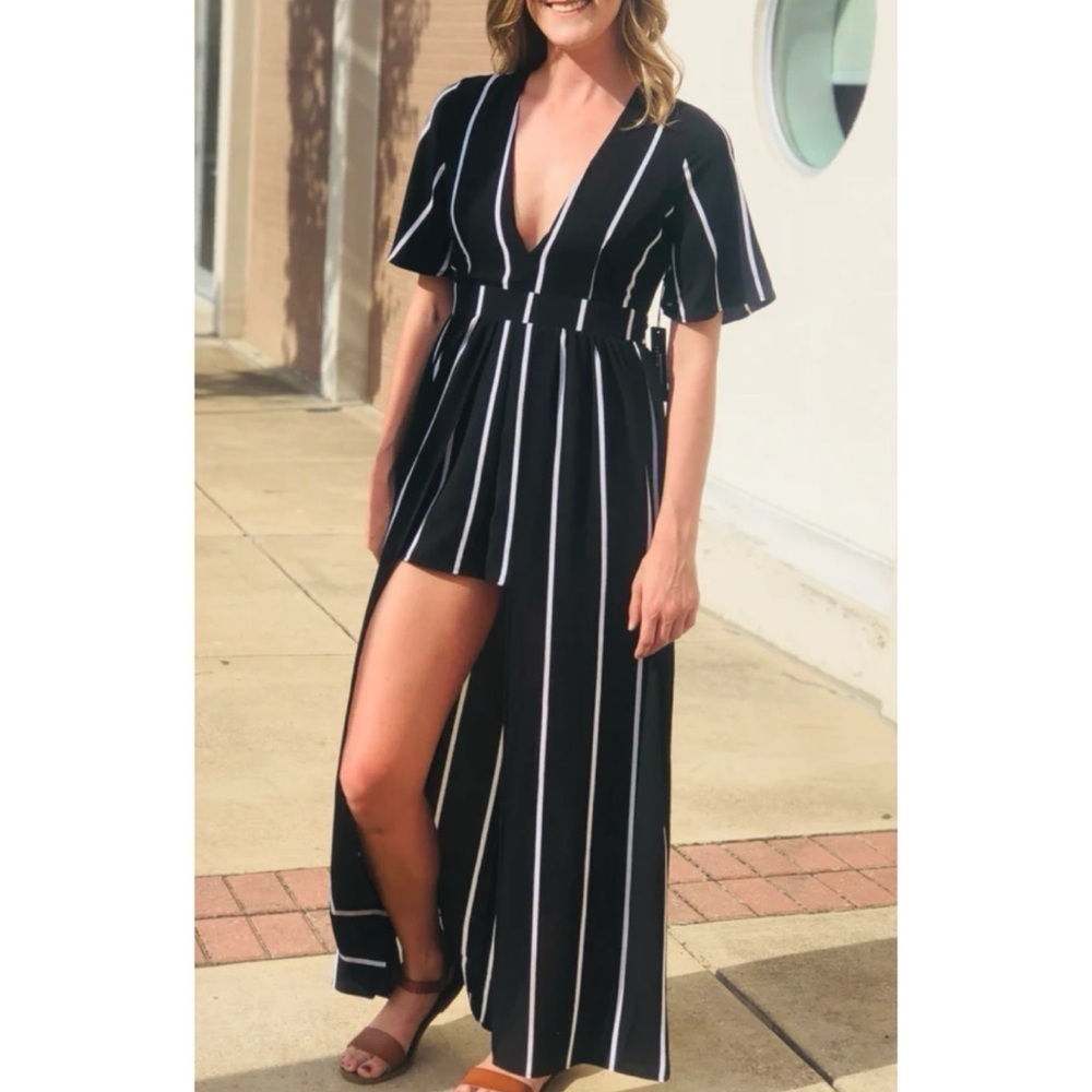Crystal Sky Striped Romper Jumpsuit Short Sleeve V Neck Black White Juniors Sz 9